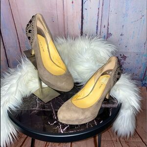 Woman’s heeled shoes by Gianni Bini sz 8.5 with bling on the heel